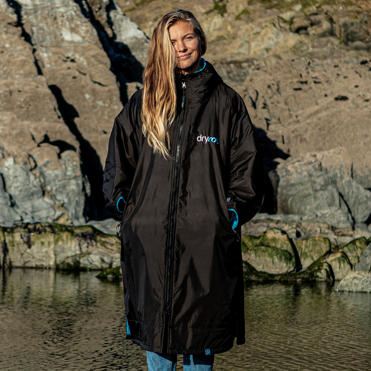 Dryrobe® Advance Long Sleeve Changing Robe for Adults - Black/Blue