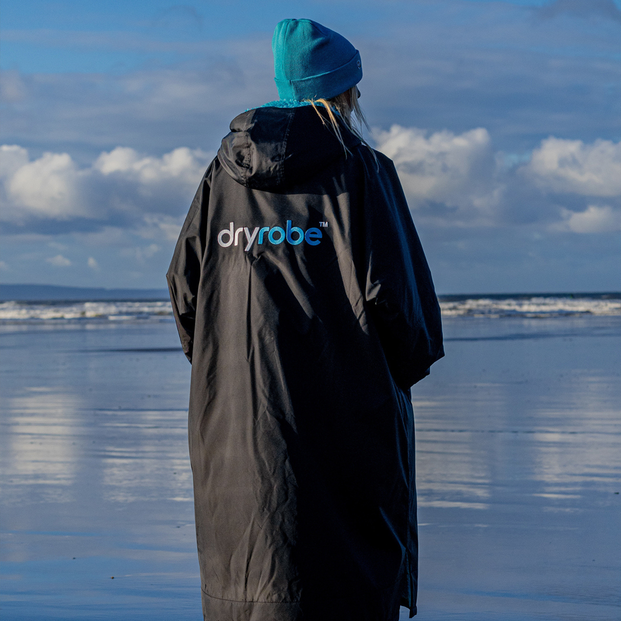 Dryrobe® Advance Long Sleeve Changing Robe for Adults - Black/Blue