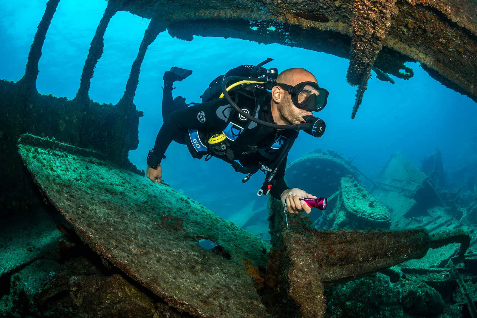 Top Dive Lights for Night, Wreck & Travel Diving – 2025 Gear Guide