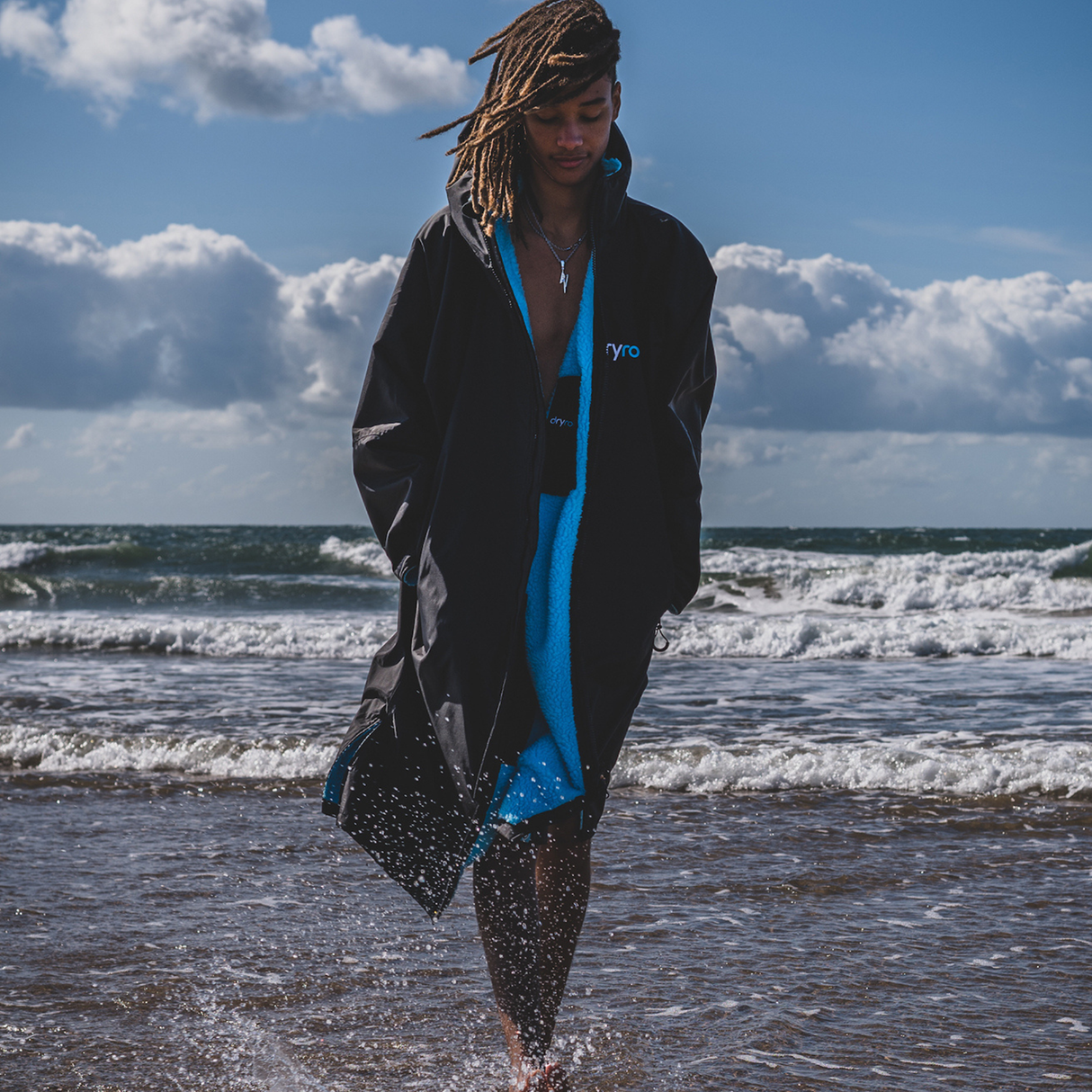 Dryrobe® Advance Long Sleeve Changing Robe for Adults - Black/Blue