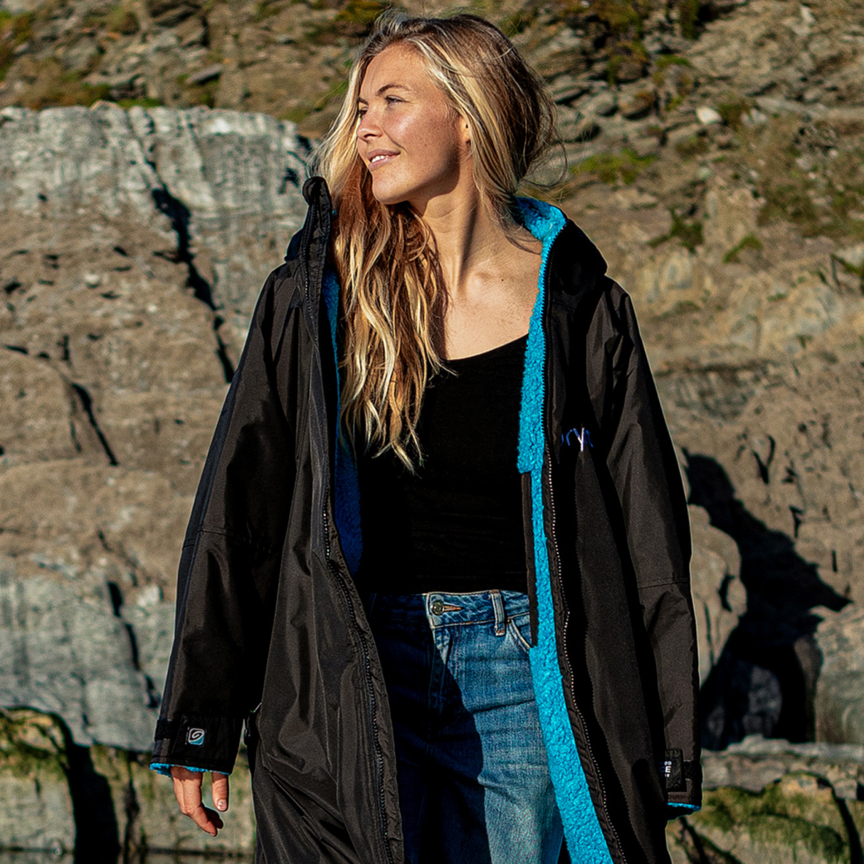 Dryrobe® Advance Long Sleeve Changing Robe for Adults - Black/Blue