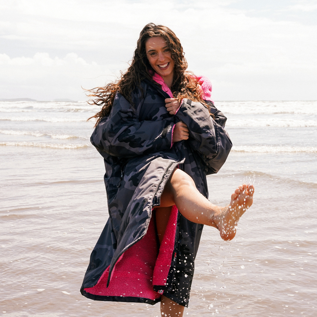 Dryrobe® Advance Long Sleeve Changing Robe for Adults - Black Camo Pink